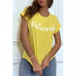 T-shirt jaune avec écriture "pincesse" et manches retroussées