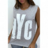 Tee-shirt sans manches gris avec épaulettes, écriture "NYC"