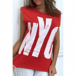 Tee-shirt sans manches rouge avec épaulettes, écriture "NYC"