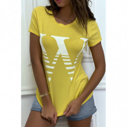 T-shirt manches courtes jaune à col rond, inscription "W"