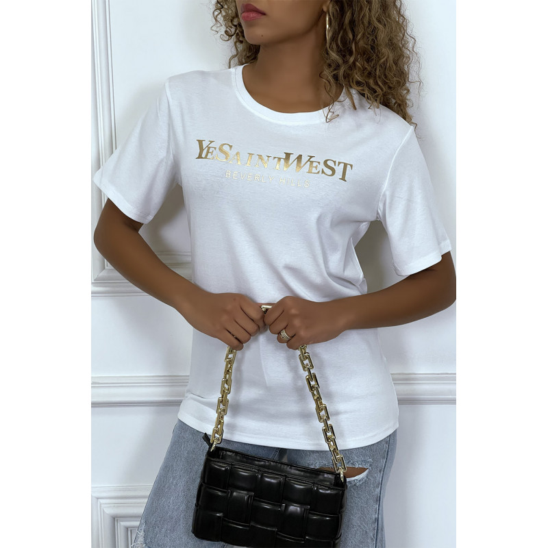 T-shirt blanc manches courtes avec écriture dorée "YeSaintWest"