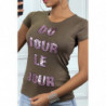 Tee-shirt kaki avec écriture en sequins rose