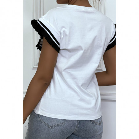 T-shirt blanc avec écritures "LUMAN" et détails noir, à manches courtes avec volants