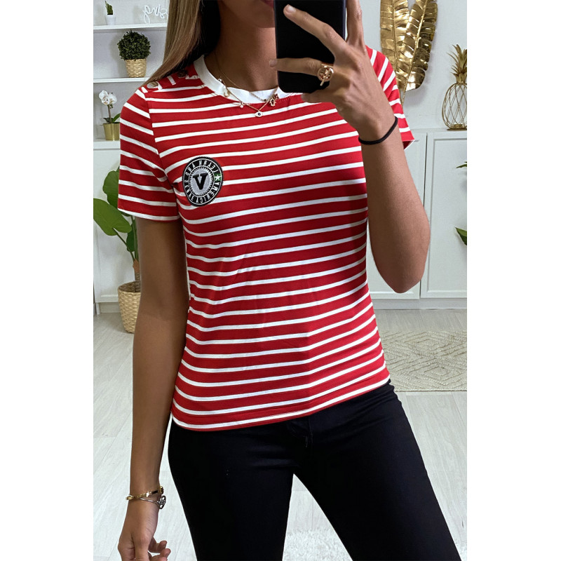 T-shirt rouge et blanc style marin avec boutons à l'épaules