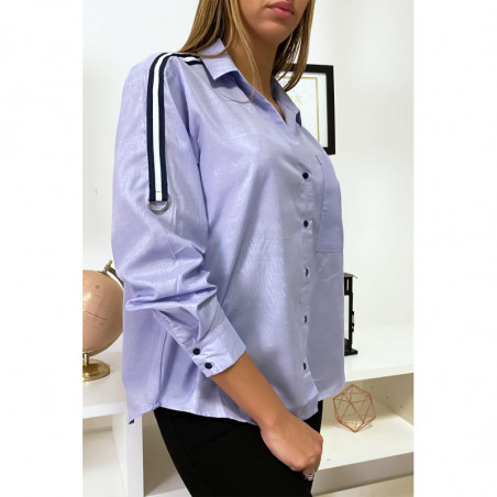 Chemise Bleue à bande rayé sur épaules.