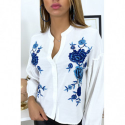 Chemise blanche avec manches bouffante et broderie devant