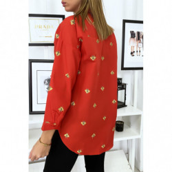 Chemise rouge avec broderie en forme d'abeille