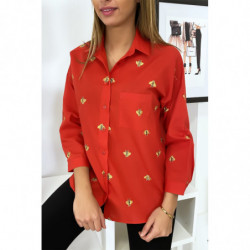 Chemise rouge avec broderie en forme d'abeille