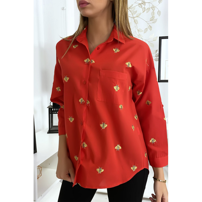 Chemise rouge avec broderie en forme d'abeille