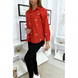 Chemise rouge avec broderie en forme d'abeille