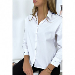 Chemise blanche à perles sur les manches