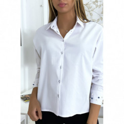 Chemise blanche à perles sur les manches