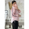 Chemise rose avec bande blanche sur les bras et perles aux manches