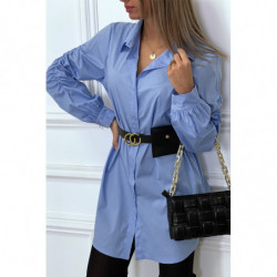 Longue chemise bleue à manches froncées et ceinture à pochette