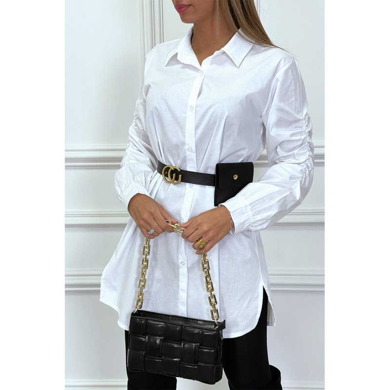 Longue chemise blanche à manches froncées et ceinture à pochette