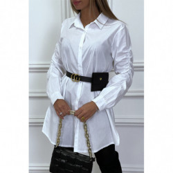 Longue chemise blanche à manches froncées et ceinture à pochette