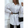 Longue chemise blanche à manches froncées et ceinture à pochette