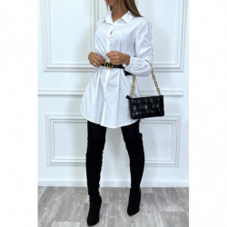 Longue chemise blanche à manches froncées et ceinture à pochette