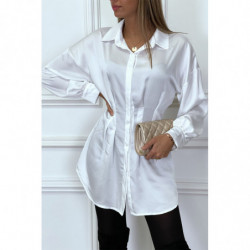 Longue chemise blanche satinée à manches longues froncée à la taille