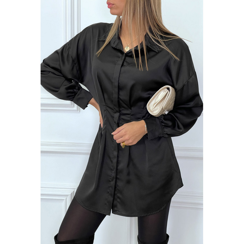 Longue chemise noire satinée à manches longues froncée à la taille