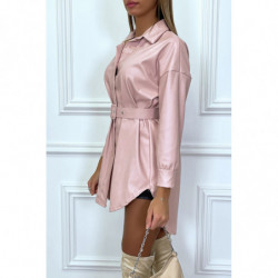 Chemise rose en simili à coupe asymétrique et ceinture