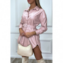 Chemise rose en simili à coupe asymétrique et ceinture