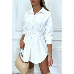 Chemise blanche en simili à coupe asymétrique et ceinture