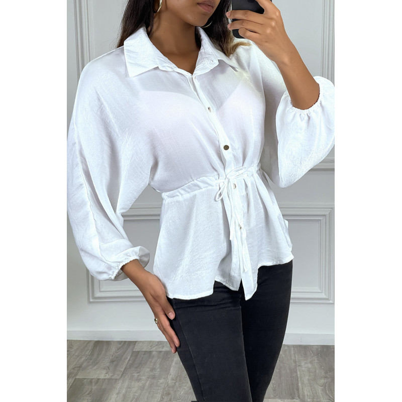 Chemise blanche à cordon à la taille, effet satiné