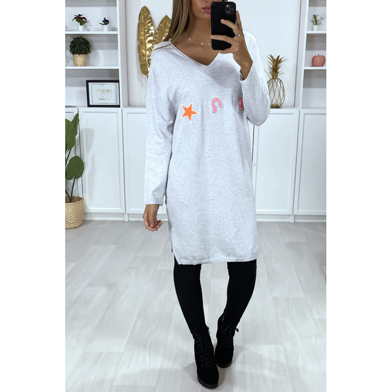 Robe pull grise en col V dans une matière très douce avec motif brodé