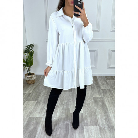 Robe chemise blanche à volant et boutons