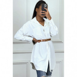 Robe chemise blanche à rayure et fendu sur les côtés