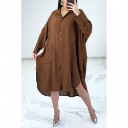 Robe chemise ample marron avec manches chauve-souris