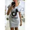 Robe tee shirt gris avec poche et écriture TIKTOK