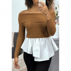 Pull camel bi matière, à col bardot côtelé et bas chemise asymétrique.