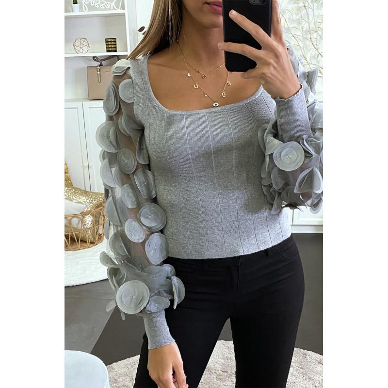 Pull gris côtelé à manche en tulle et pétales