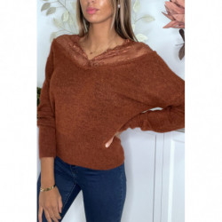 Pull doux cognac avec col bardot en dentelle