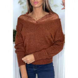 Pull doux cognac avec col bardot en dentelle