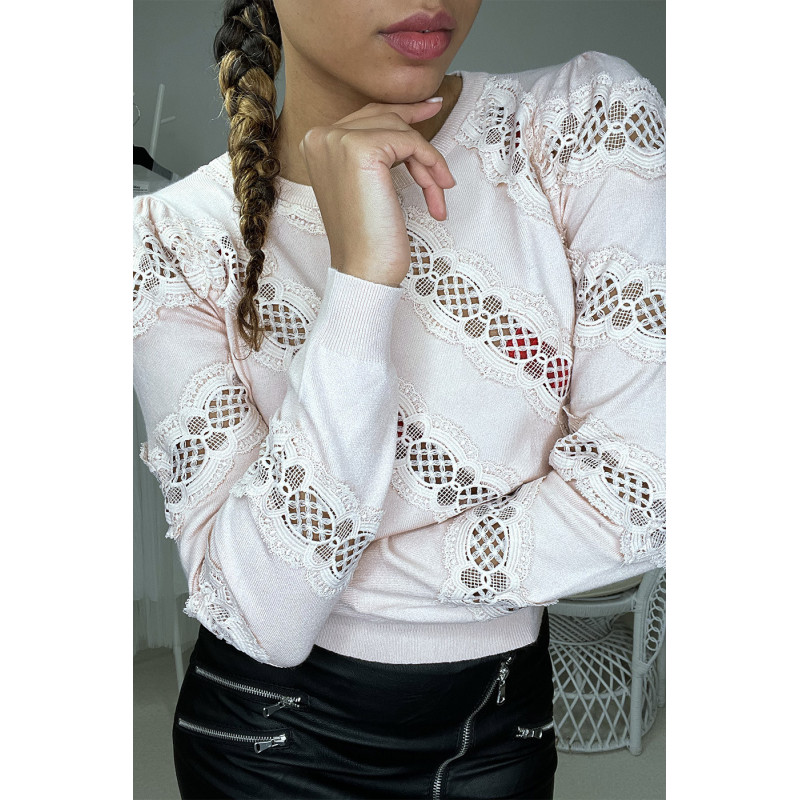 Pull rose avec empiècement en dentelle