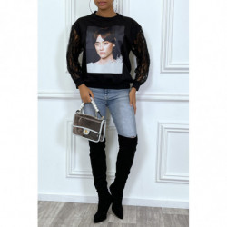 Pull noir avec impression dessins et manches dentelle