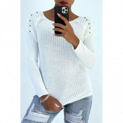 Pull blanc épaules bombé style motard avec perles. Pull chic