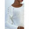 Pull blanc épaules bombé style motard avec perles. Pull chic