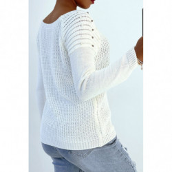 Pull blanc épaules bombé style motard avec perles. Pull chic