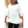 Pull blanc épaules bombé style motard avec perles. Pull chic