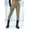 Pantalon slim taupe en simili avec boutons doré - 2