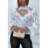 Blouse blanche en dentelle à col haut avec élastique à la taille et manches - 1