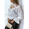 Blouse blanche en dentelle à col haut avec élastique à la taille et manches - 4