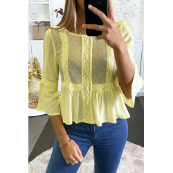 Blouse jaune à dentelle sur le devant et volants. - 1