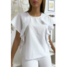 Blouse blanche à volant avec trois boutons à l'épaules - 1