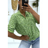 Chemise fluide vert anis fleurie à col à revers et  à manches mi-longues et fausses poches à la poitrine - 2