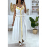 Longue robe blanche avec broderie jaune et pompon - 1